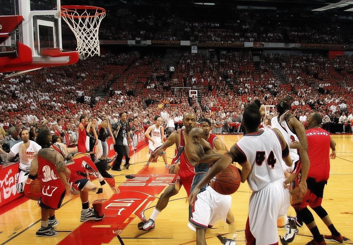 2007年NBA火箭对热火经典巅峰对决：姚麦VS奥尼尔火花碰撞(图1)